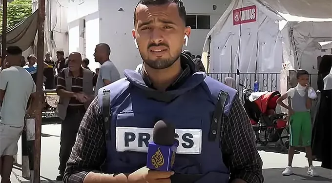 El periodista de Al Jazeera Ismail Al-Ghoul informa desde la Franja de Gaza en un video sin fecha transmitido durante un reportaje sobre su muerte en un ataque aéreo israelí, el 31 de julio de 2024. (Captura de pantalla: Youtube/Al Jazeera, utilizada de conformidad con la Cláusula 27a de la Ley de Derechos de Autor)