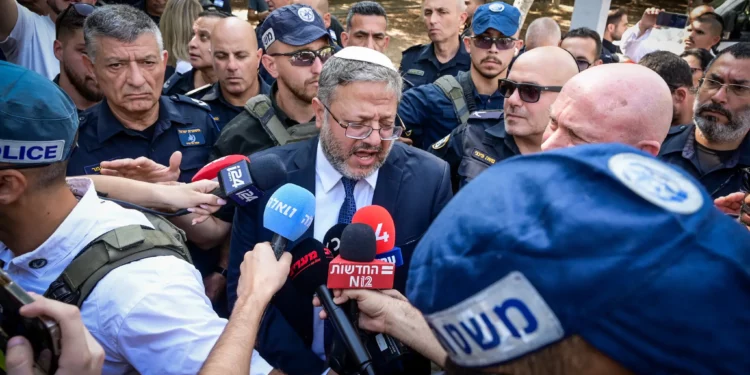 El ministro de Seguridad Nacional, Itamar Ben Gvir, en el lugar de un apuñalamiento mortal en Holon, el 4 de agosto de 2024. (Avshalom Sassoni/Flash90)