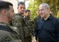 El primer ministro, Benjamin Netanyahu, se reúne con soldados de las Fuerzas de Defensa de Israel en la frontera norte de Israel, el 28 de agosto de 2024. (GPO/Maayan Toaf)