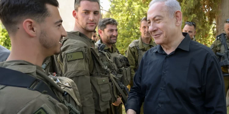 El primer ministro, Benjamin Netanyahu, se reúne con soldados de las Fuerzas de Defensa de Israel en la frontera norte de Israel, el 28 de agosto de 2024. (GPO/Maayan Toaf)