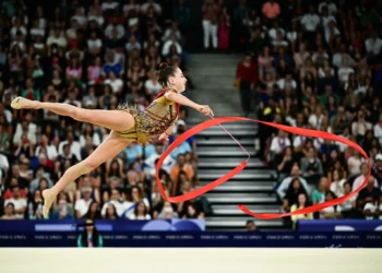 La israelí Daria Atamanov realiza una actuación con la cinta en la prueba individual de gimnasia rítmica durante los Juegos Olímpicos de París 2024, el 8 de agosto de 2024. (Loic Venance/AFP)