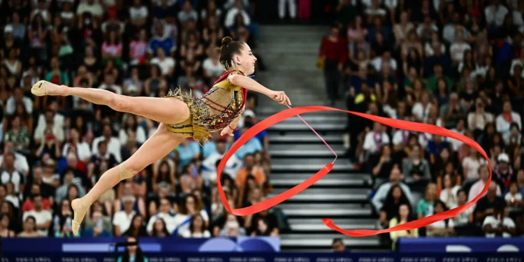 La israelí Daria Atamanov realiza una actuación con la cinta en la prueba individual de gimnasia rítmica durante los Juegos Olímpicos de París 2024, el 8 de agosto de 2024. (Loic Venance/AFP)