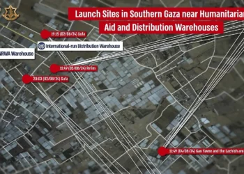 Esta infografía publicada por las Fuerzas de Defensa de Israel el 7 de agosto muestra la ubicación de los lanzacohetes de Hamás junto a los depósitos de ayuda en el sur de la Franja de Gaza. (Fuerzas de Defensa de Israel)
