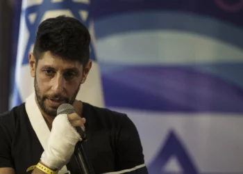 Ilustrativo: El actor Idan Amedi, conocido por su papel en la serie de Netflix 'Fauda', habla con periodistas durante una conferencia de prensa en el Centro Médico Sheba en Ramat Gan, Israel, el 25 de enero de 2024, después de ser dado de alta del hospital donde fue tratado por heridas sufridas durante los combates en la Franja de Gaza. (Foto AP/Leo Correa)