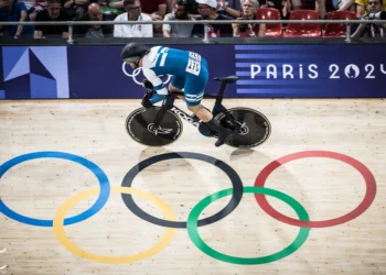 Imagen: El israelí Mikhail Iakovlev, en el centro, compite contra el japonés Ota Kaiya durante la carrera de semifinales de velocidad masculina en el campeonato de ciclismo en pista de la Copa de Naciones de Pista de la UCI en el Velódromo Internacional de Yakarta, en Yakarta, Indonesia, el 26 de febrero de 2023. (Foto AP/Dita Alangkara)