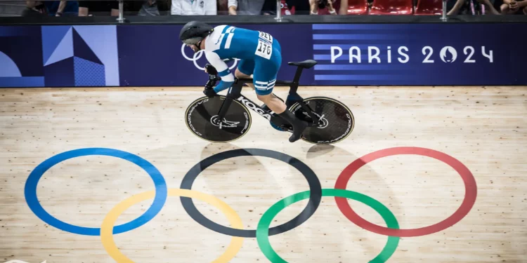 Imagen: El israelí Mikhail Iakovlev, en el centro, compite contra el japonés Ota Kaiya durante la carrera de semifinales de velocidad masculina en el campeonato de ciclismo en pista de la Copa de Naciones de Pista de la UCI en el Velódromo Internacional de Yakarta, en Yakarta, Indonesia, el 26 de febrero de 2023. (Foto AP/Dita Alangkara)