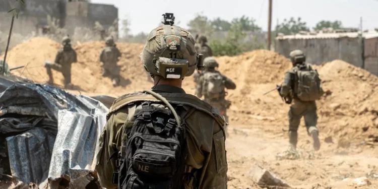 Tropas de la Séptima Brigada Blindada operan en las afueras de Deir al-Balah, en el centro de la Franja de Gaza, en una imagen publicada el 24 de agosto de 2024. (Fuerzas de Defensa de Israel)