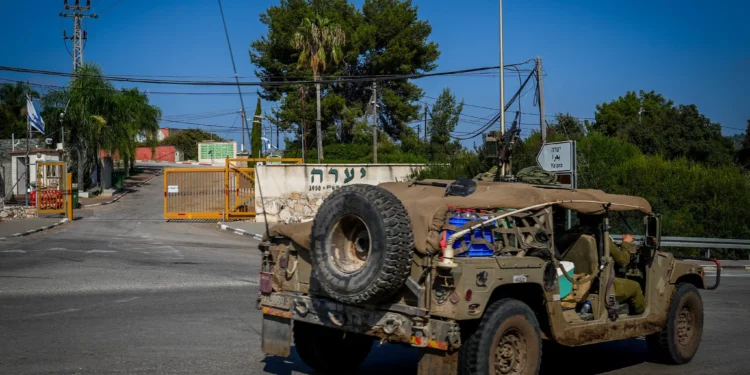 La entrada a Ya'ara, en Galilea occidental, donde un soldado murió y varios más resultaron heridos en un ataque con aviones no tripulados de Hezbolá, el 19 de agosto de 2024. (Ayal Margolin/Flash90)