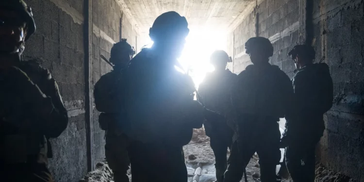 Soldados se encuentran en un túnel inusualmente grande descubierto por las FDI en la zona fronteriza entre Gaza y Egipto, en una foto autorizada por publicación el 4 de agosto de 2024. (Fuerzas de Defensa de Israel)