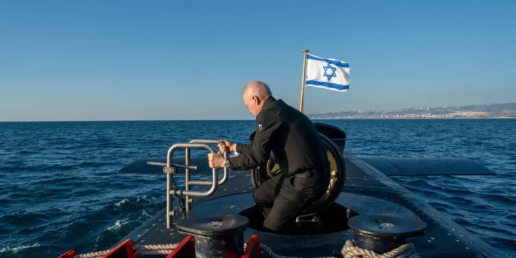 El ministro de Defensa, Yoav Gallant, es visto en la cubierta de un submarino de la Armada israelí durante un ejercicio en la costa de Ashdod, en una imagen publicada el 29 de agosto de 2024. (Ariel Hermoni/Ministerio de Defensa)