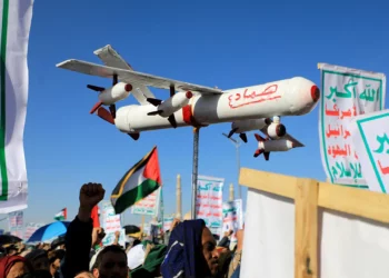 Un manifestante lleva un dron simulado durante una manifestación en apoyo a los palestinos en medio de la guerra entre Israel y Hamás en Gaza, en la capital yemení gobernada por los hutíes, Saná, el 23 de febrero de 2024. En el costado del dron simulado está escrito “Samad 4”. (Mohammed Huwais/AFP)