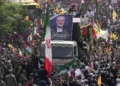 Iraníes siguen a un camión que transportaba los ataúdes del líder del grupo terrorista Hamás, Ismail Haniyeh, y su guardaespaldas, quienes fueron asesinados en un asesinato en Teherán, durante su ceremonia fúnebre en la plaza Enqelab-e-Eslami (Revolución Islámica) en Teherán, Irán, el 1 de agosto de 2024. (Foto AP/ Vahid Salemi)