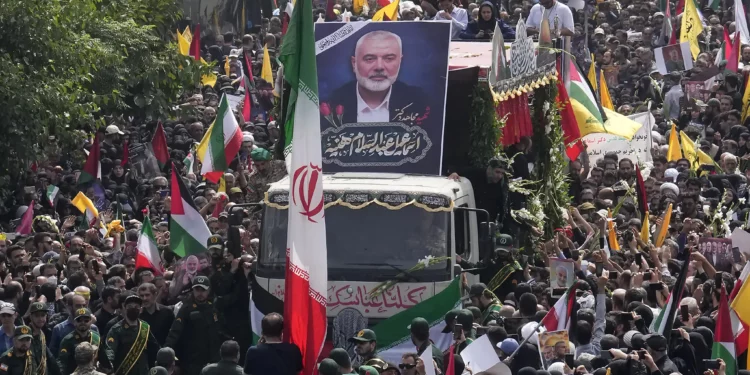 Iraníes siguen a un camión que transportaba los ataúdes del líder del grupo terrorista Hamás, Ismail Haniyeh, y su guardaespaldas, quienes fueron asesinados en un asesinato en Teherán, durante su ceremonia fúnebre en la plaza Enqelab-e-Eslami (Revolución Islámica) en Teherán, Irán, el 1 de agosto de 2024. (Foto AP/ Vahid Salemi)