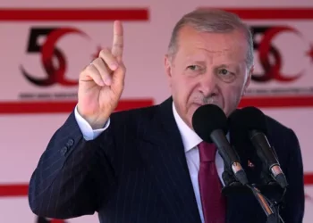 El presidente turco, Recep Tayyip Erdogan, habla durante un desfile militar en la zona ocupada por Turquía de la dividida capital de Chipre, Nicosia, el 20 de julio de 2024. (AP/Petros Karadjias)