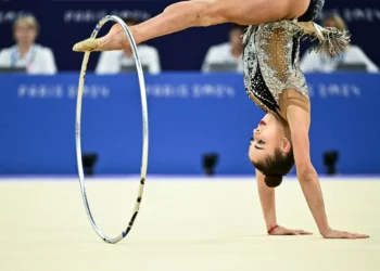 La israelí Daria Atamanov realiza un ejercicio con el aro en la final individual de gimnasia rítmica en los Juegos Olímpicos de París 2024 en la Arena Porte de la Chapelle en París, el 9 de agosto de 2024. (Lionel Bonaventure/AFP)