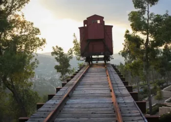 El tren se encuentra al final de las vías del tren en el museo conmemorativo del Holocausto Yad Vashem