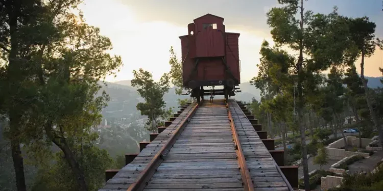 El tren se encuentra al final de las vías del tren en el museo conmemorativo del Holocausto Yad Vashem