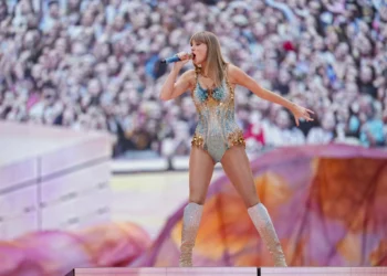 Taylor Swift se presenta en el estadio de Wembley como parte de su gira Eras Tour el viernes 21 de junio de 2024 en Londres. (Foto de Scott A Garfitt/Invision/AP)