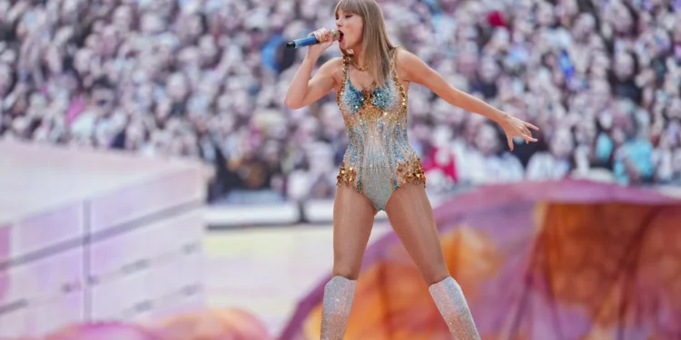 Taylor Swift se presenta en el estadio de Wembley como parte de su gira Eras Tour el viernes 21 de junio de 2024 en Londres. (Foto de Scott A Garfitt/Invision/AP)