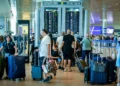 Pasajeros en el Aeropuerto Internacional Ben Gurion, cerca de Tel Aviv, el 1 de agosto de 2024. (Avshalom Sassoni/Flash90)