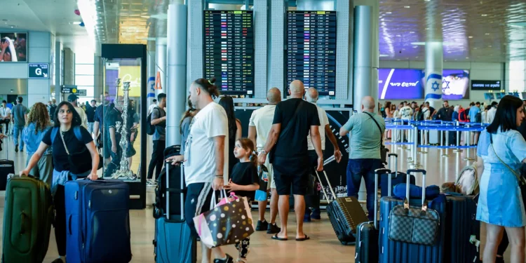 Pasajeros en el Aeropuerto Internacional Ben Gurion, cerca de Tel Aviv, el 1 de agosto de 2024. (Avshalom Sassoni/Flash90)