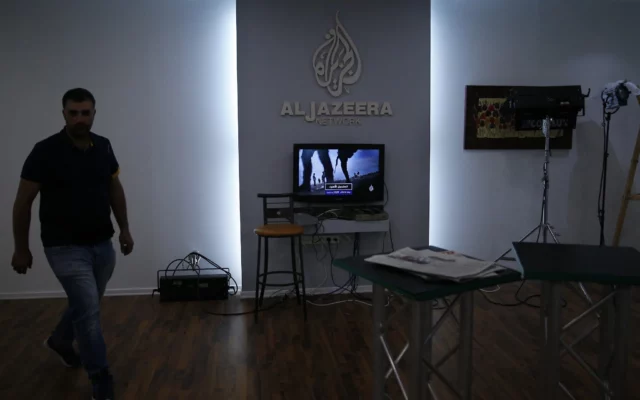 Israel retirará credenciales de prensa a periodistas de Al Jazeera
