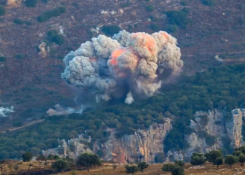 Israel lanza ataques aéreos masivos contra objetivos de Hezbolá en Líbano