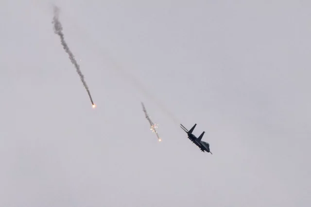 Israel destruye sitios que Hezbolá preparaba para atacar
