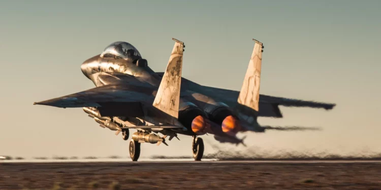 Un avión de combate F-15I del 69.º Escuadrón de la Fuerza Aérea de Israel despega de la base aérea de Hatzerim, en el sur de Israel, para llevar a cabo un ataque en Beirut contra el jefe de Hezbolá, Hassan Nasrallah, el 27 de septiembre de 2024. (Fuerzas de Defensa de Israel)