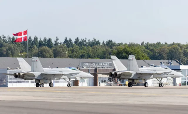 Cazas finlandeses F/A-18 aterrizan en Bornholm para ejercicio