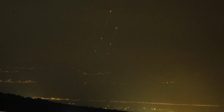 Hezbolá se atribuye cohetes durante la noche