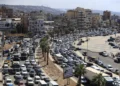 Autos estancados en el tráfico mientras huyen de los ataques aéreos israelíes en Sidón, Líbano, el lunes 23 de septiembre de 2024. (Foto AP/Mohammed Zaatari)