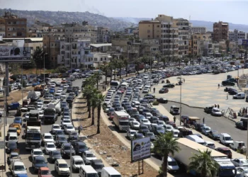 Autos estancados en el tráfico mientras huyen de los ataques aéreos israelíes en Sidón, Líbano, el lunes 23 de septiembre de 2024. (Foto AP/Mohammed Zaatari)