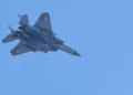 Un avión de combate F-15 Eagle de la Fuerza Aérea israelí sobrevuela Haifa el 24 de septiembre de 2024. (Foto de Jack GUEZ / AFP)