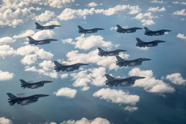 14 pilotos ucranianos entrenan para el F-16 en Rumania