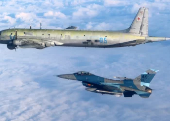 F-16 Aggressor de la USAF intercepta un Il-38 ruso sobre Alaska