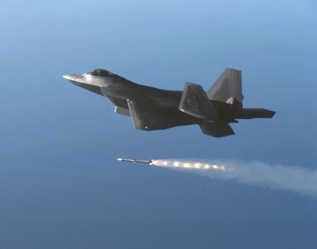 AIM-120 y AIM-260 JATM: dupla letal en el F-22 tras mejoras