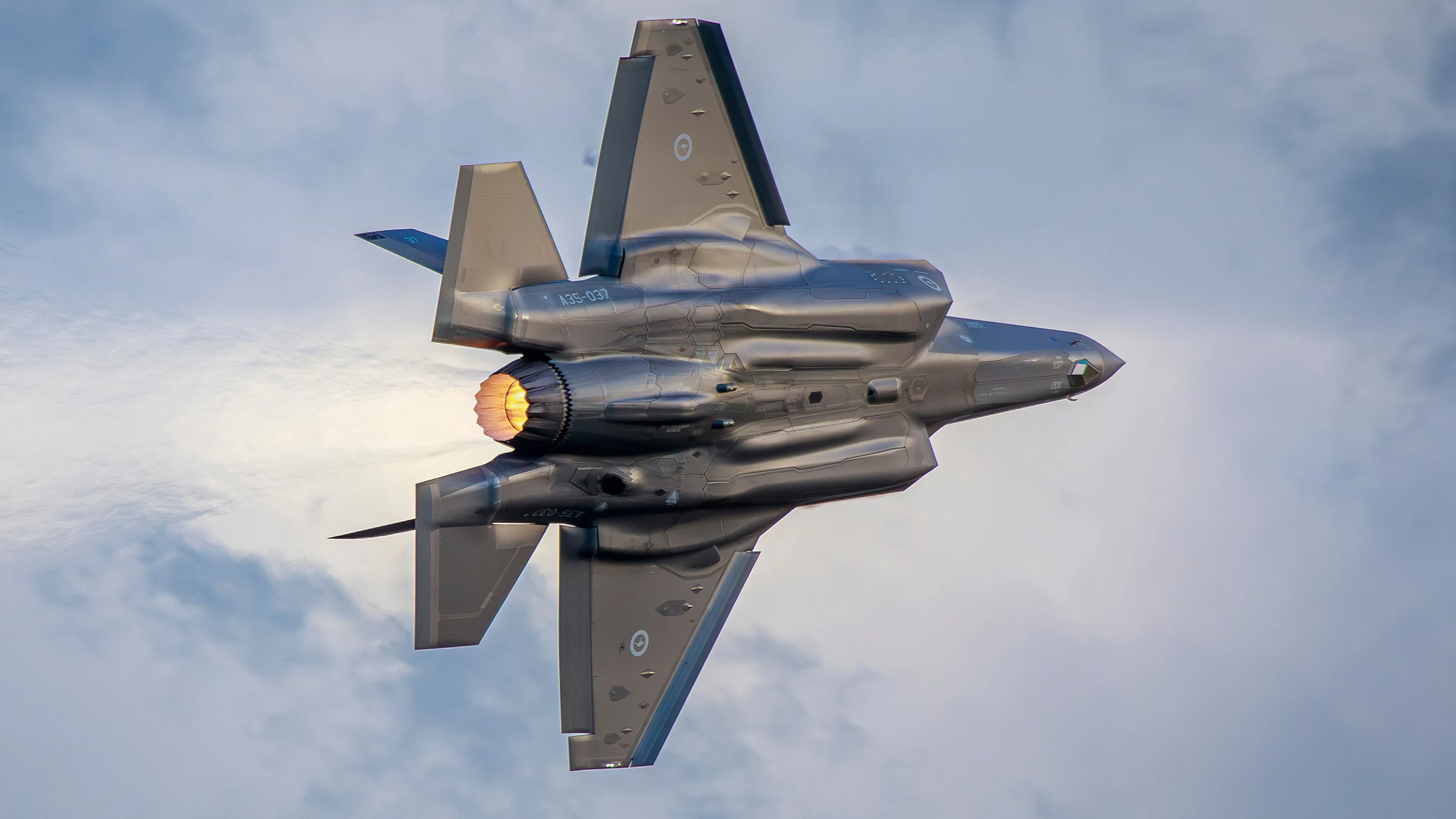 F-35 Lightning II realiza peligroso cruce de cresta en Australia