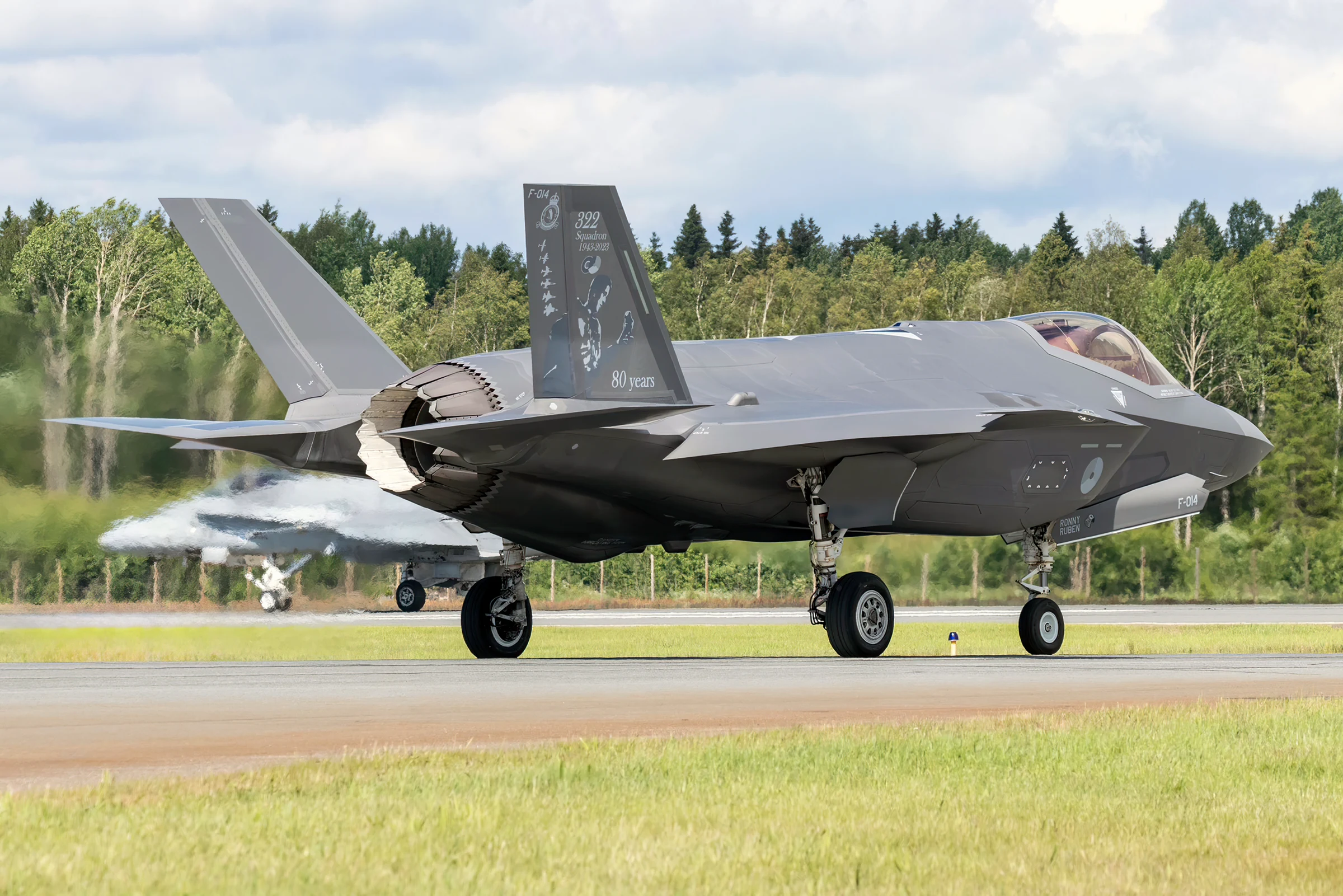 Cazas F-35A de EE. UU. aterrizan en autopistas de Finlandia