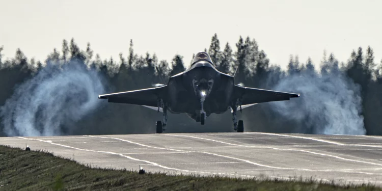 Cazas F-35A de EE. UU. aterrizan en autopistas de Finlandia