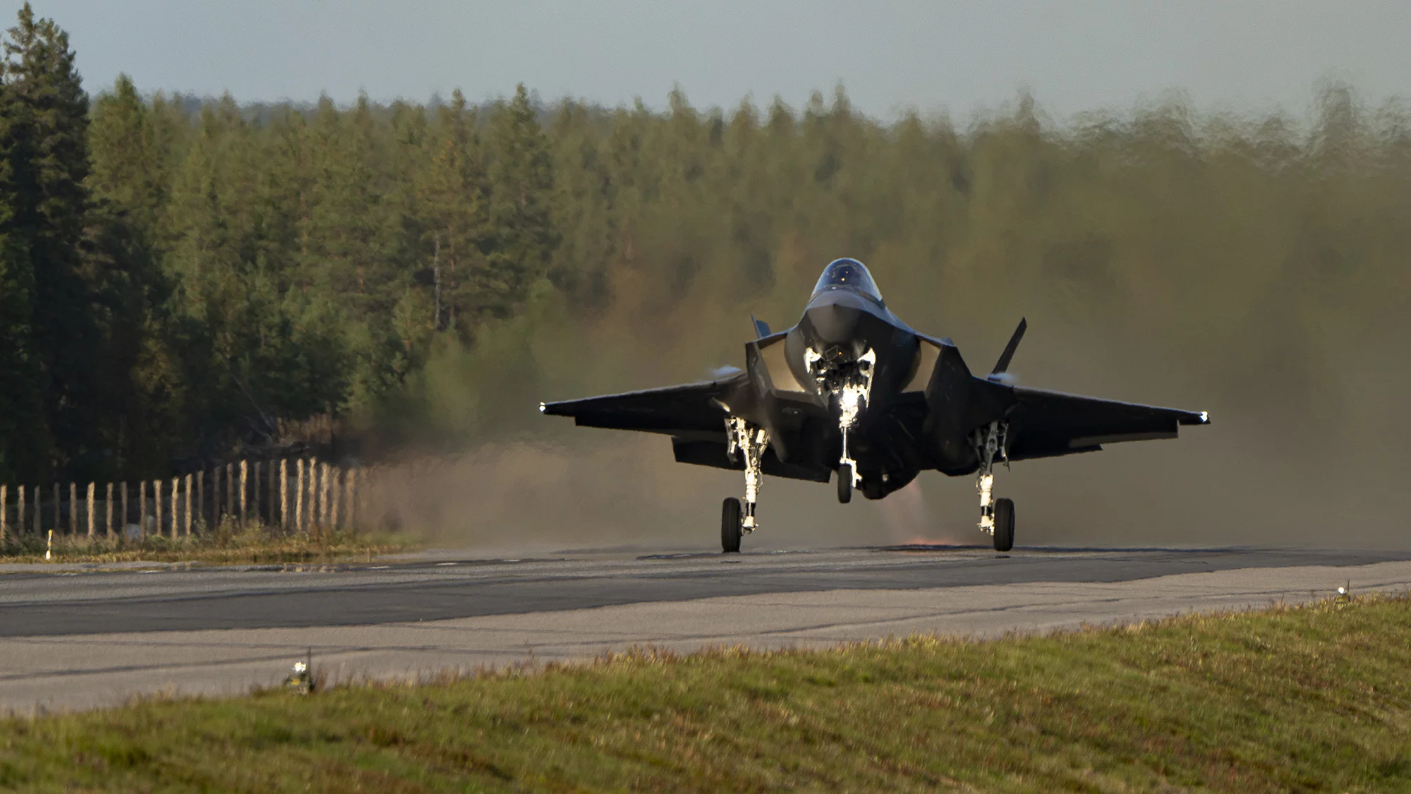 Cazas F-35A de EE. UU. aterrizan en autopistas de Finlandia