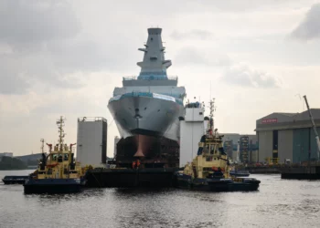 HMS Cardiff entra al agua en hito clave para fragatas Type 26