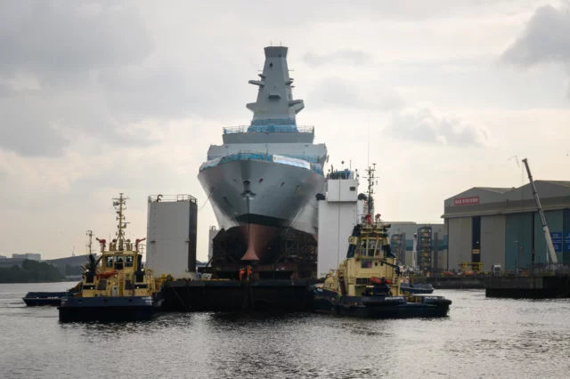 HMS Cardiff entra al agua en hito clave para fragatas Type 26