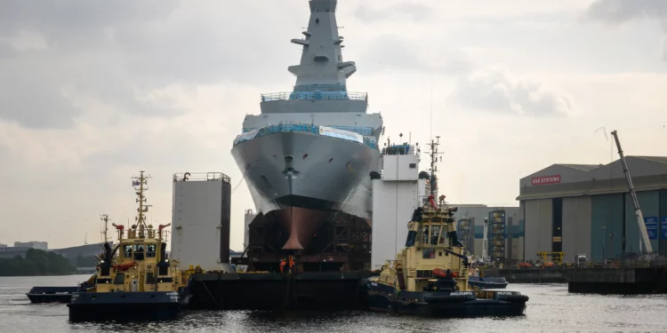 HMS Cardiff entra al agua en hito clave para fragatas Type 26