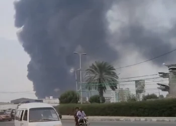 En un vídeo grabado en Yemen, tras un supuesto ataque israelí al puerto de Hodeidah, controlado por los hutíes, el 29 de septiembre de 2024, se pueden ver nubes de humo a lo lejos. (Captura de pantalla, X, utilizada de conformidad con la cláusula 27a de la Ley de Derechos de Autor)