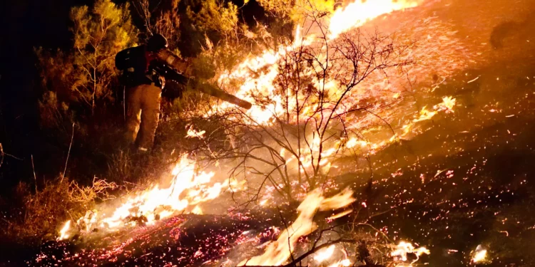 Cohetes de Hezbolá provocan un gran incendio en Israel