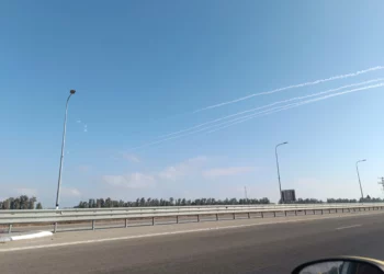 Terroristas en Gaza lanzan cohetes contra tropas israelíes