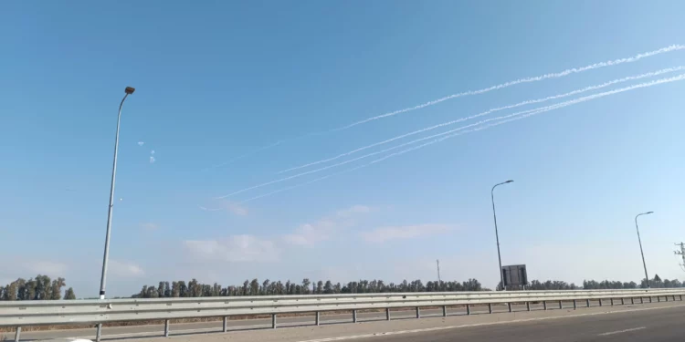 Terroristas en Gaza lanzan cohetes contra tropas israelíes