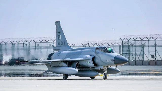 El primer avión chino JF-17 exportado a Azerbaiyán