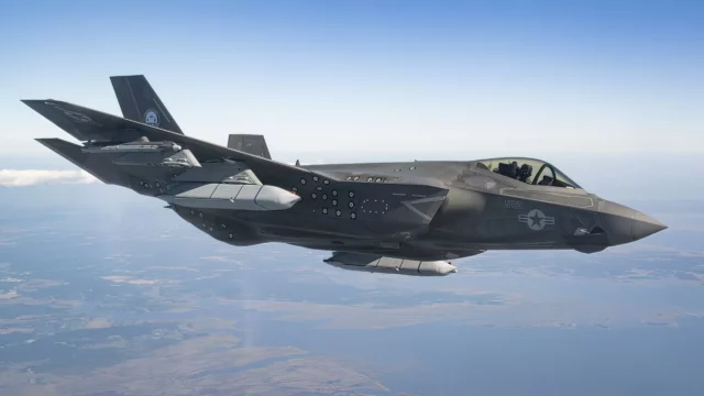 El F-35C de EE. UU. realiza pruebas clave con misil LRASM